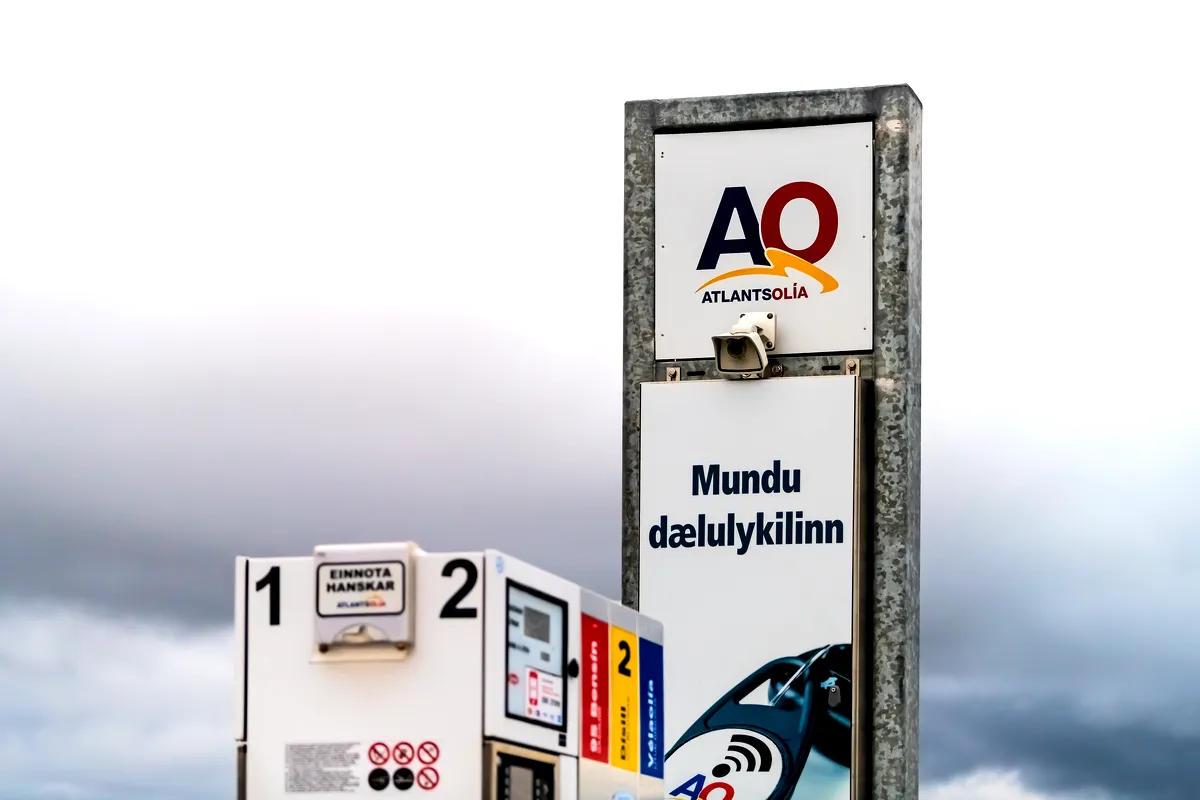 Gasolinera Atlantsolía en Islandia, con modernos surtidores y señalización para repostar durante los viajes por carretera.
