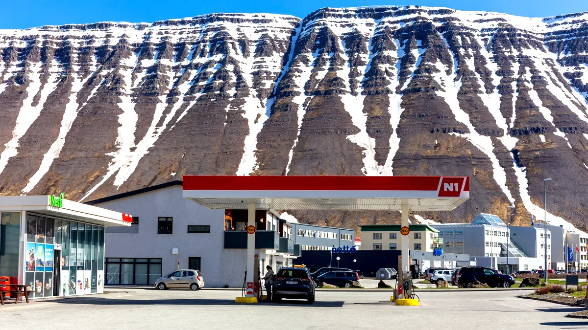 Gasolinera N1 en Islandia, ubicada con un impresionante telón de fondo de montaña, que ofrece servicio completo de combustible Opciones.