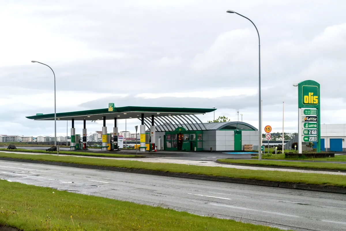 Gasolinera Olís en Islandia, que proporciona combustible y servicios para viajes largos por carretera en todo el país