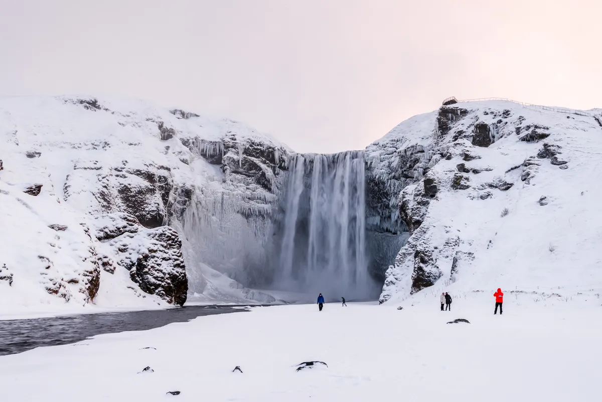 La cascada de Skogafoss en diciembre