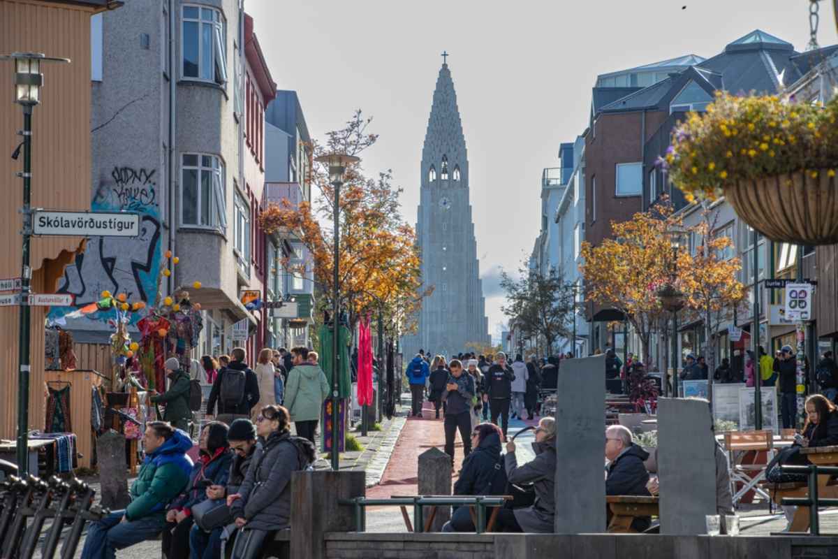 Image of the Evangelical Lutheran Hallgrímskirkja building in front of the crowd in the Icelandic capital Reykjavik.