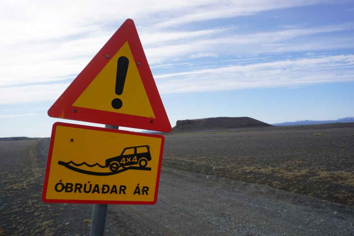 Panneau de signalisation sur les F-roads précisant que seuls les véhicules 4x4 sont autorisés.
