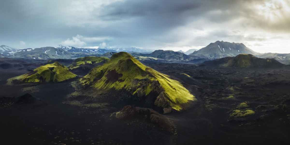 Vue panoramique des magnifiques mais rudes Hautes Terres islandaises par une journée nuageuse.