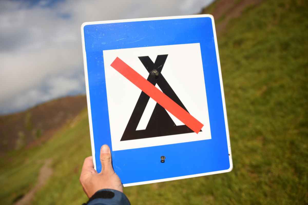 Un panneau de signalisation en Islande indiquant l’interdiction de camper dans cette zone.