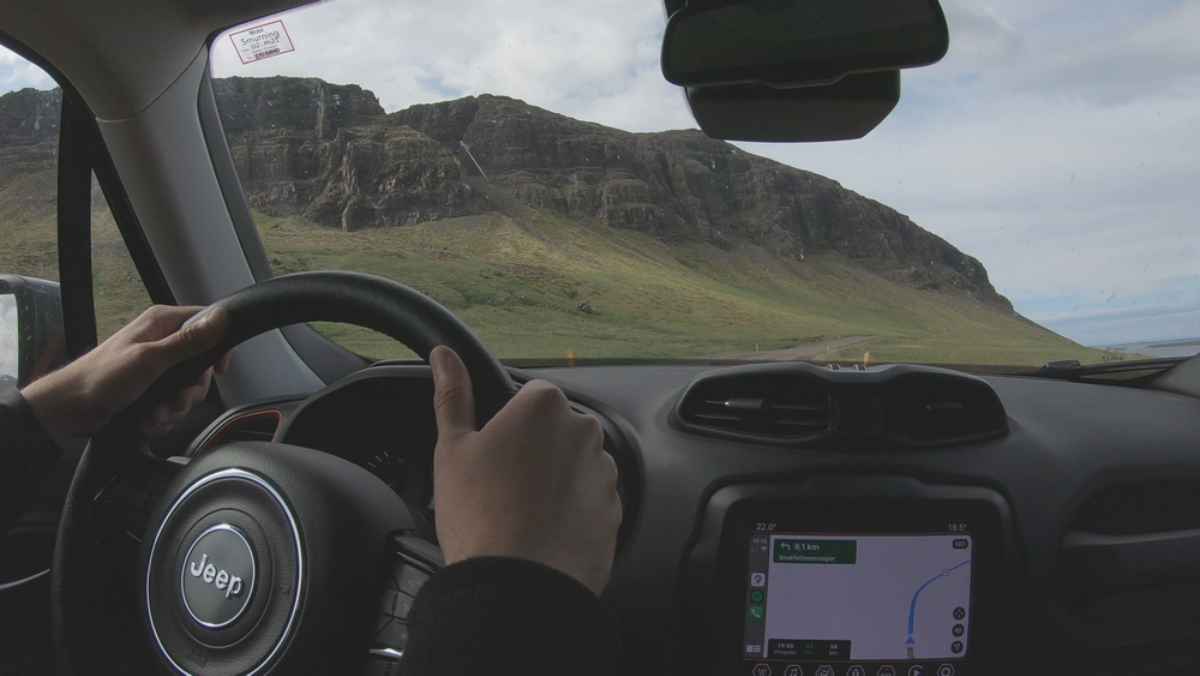 Un conducteur dans un véhicule 4x4 sur une route islandaise réservée à ce type de véhicule.