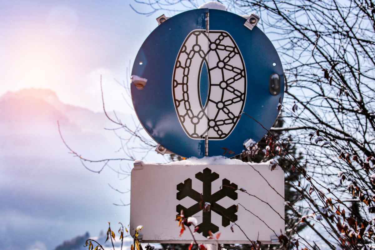 Una señal en Islandia indica la necesidad de llevar cadenas en los neumáticos para combatir mejor las condiciones invernales.