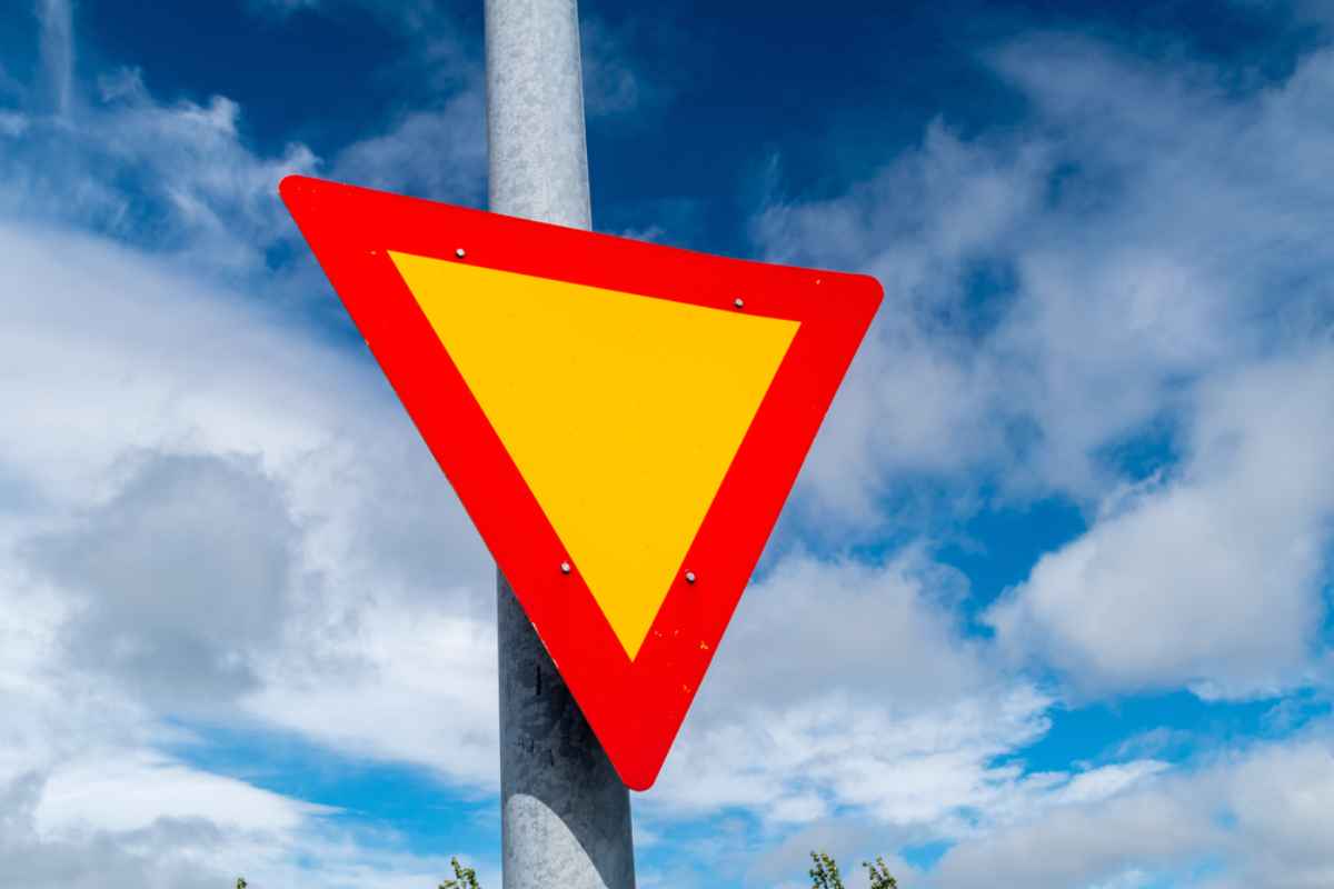 Una señal de tráfico islandesa triangular invertida indica que el vehículo debe ceder el paso en la carretera.