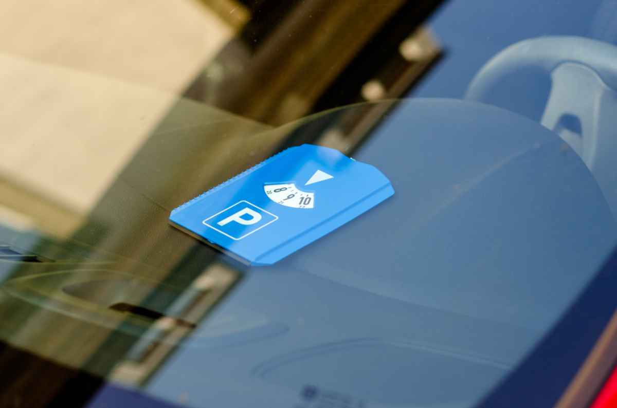 Un ticket azul colocado en el salpicadero de un coche indica que el vehículo estacionado tiene permiso para estar en la zona y la hora en que fue estacionado.