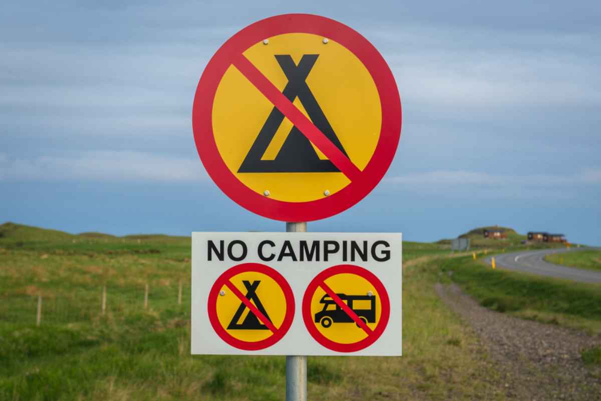 Una señal de tráfico islandesa indica que acampar está prohibido en la zona.
