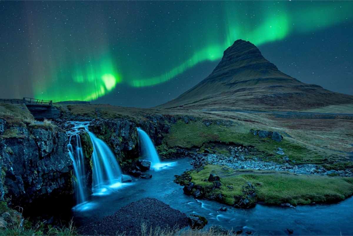 Kikfjufell mountain under the northern lights