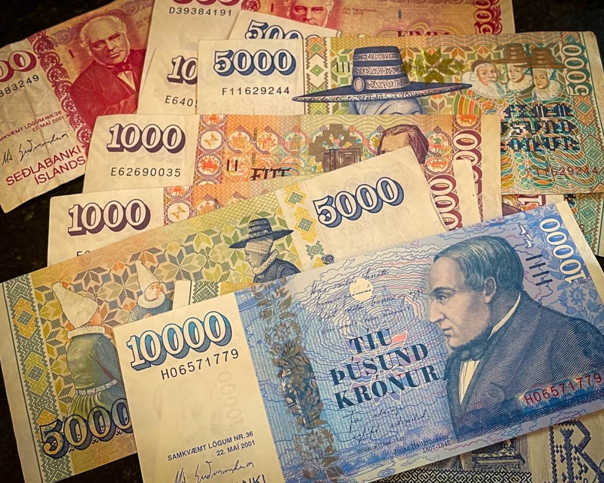 Icelandic króna banknotes Spread of Icelandic banknotes in 500, 1000, 5000 and 10000 króna denominations