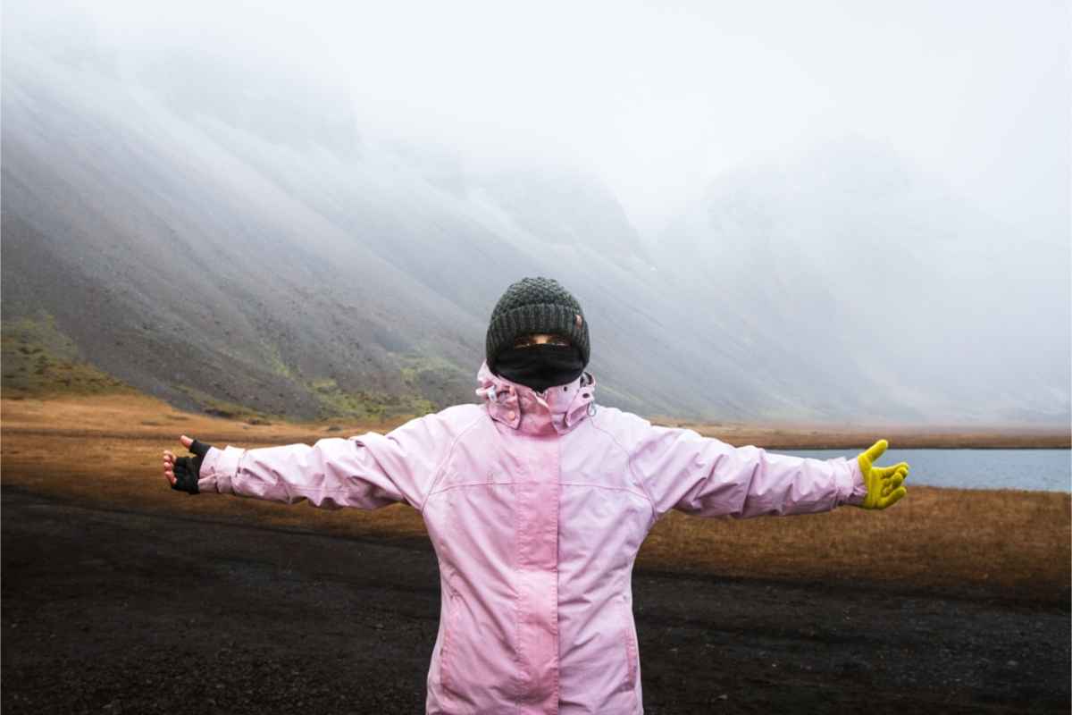Woman wearing a thick waterproofjacket and a beanie in Iceland