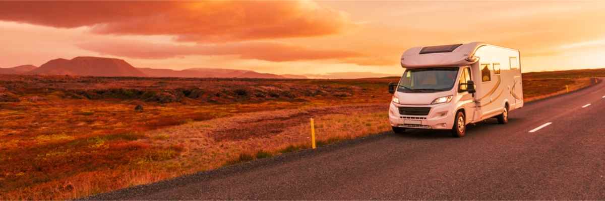 Autocaravana circulando por la Ring Road de Islandia al atardecer