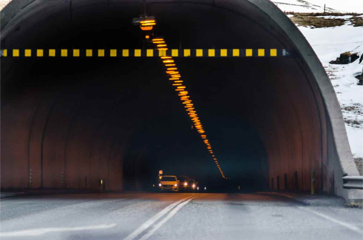 Entrada al túnel de peaje de Islandia cerca de Akureyri