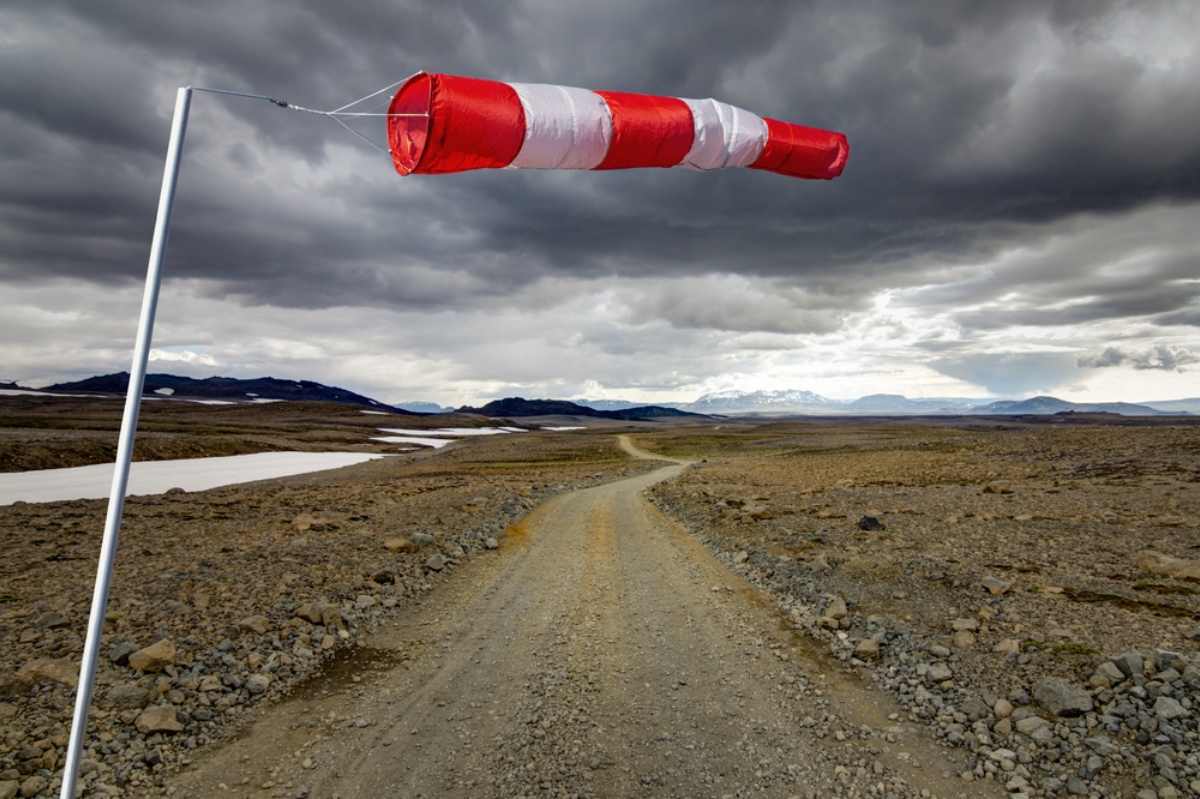 Risques courants que vous pouvez rencontrer sur les routes islandaises Drapeau de vent traversier dans une zone reculée des Hautes Terres d’Islande