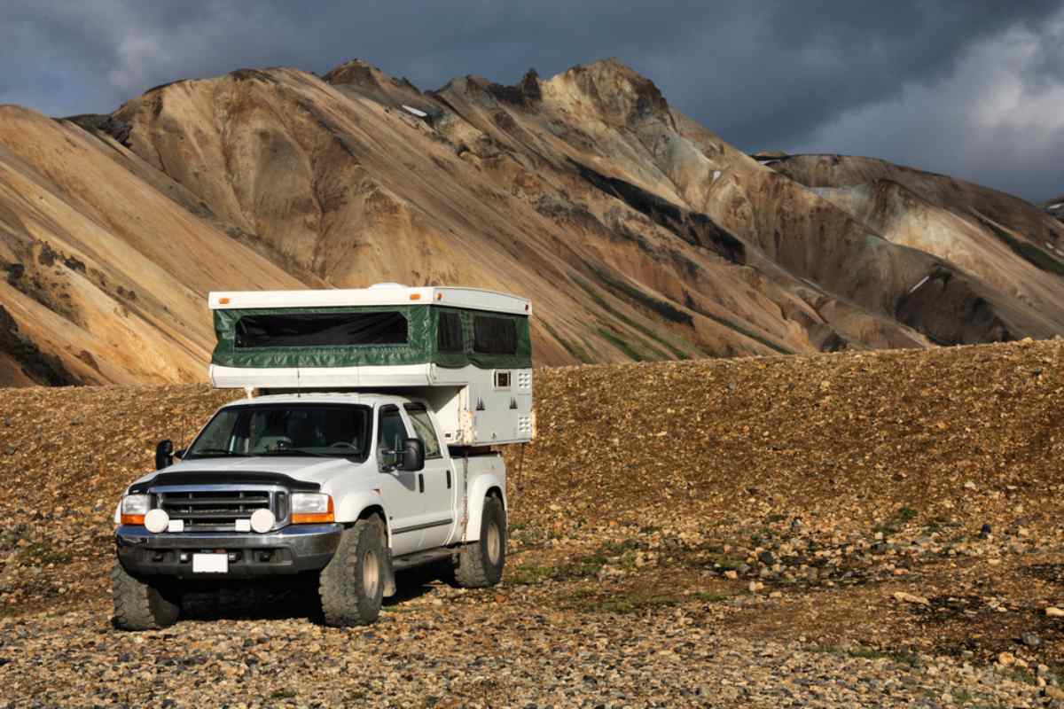 Tierras Altas en Islandia Camper 4x4 tipo pick-up frente a montañas riolíticas en Islandia; opción robusta para pistas F y rutas por las Tierras Altas.