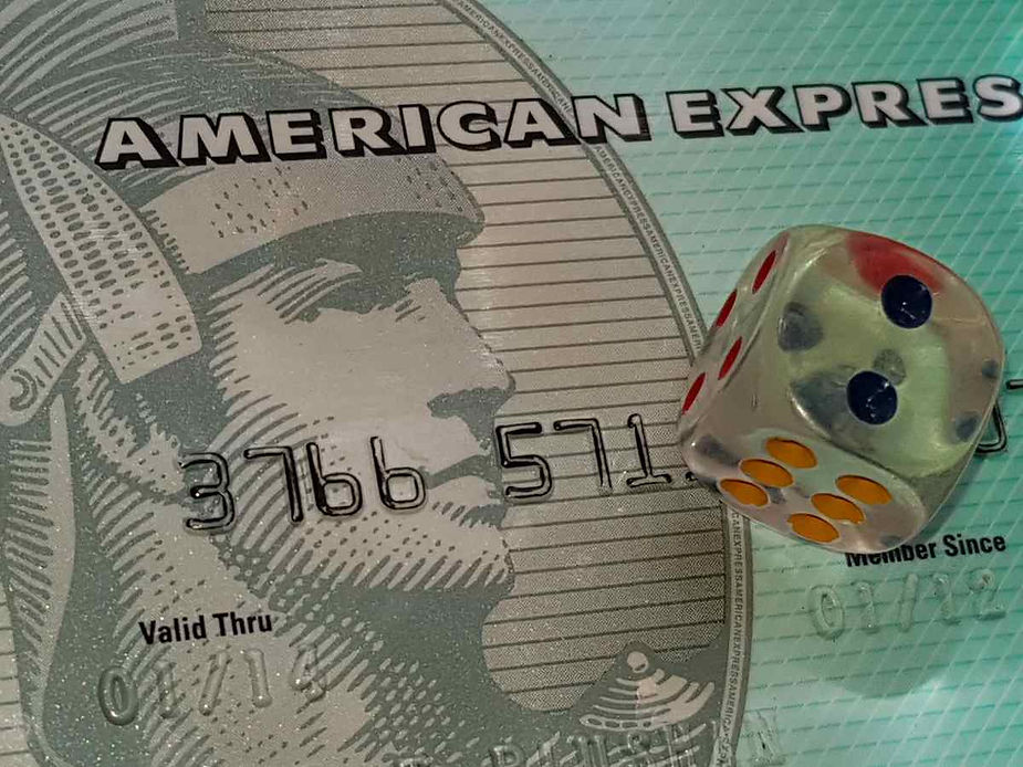 Carta American Express Carta American Express con dado trasparente: esempio di pagamento con carta di credito accettato in Islanda in negozi, ristoranti e noleggi.