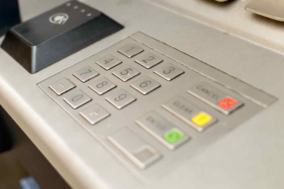 Tastierino di un bancomat islandese Tastierino di un bancomat islandese: inserimento PIN e scelta operazioni per prelievi in ISK, utile per capire commissioni e limiti ai viaggiatori.