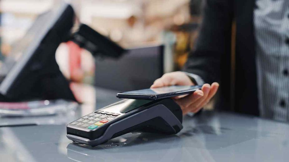 Pagamento contactless Pagamento contactless con smartphone su POS: carta di debito collegata al wallet digitale, metodo rapido e molto diffuso nei negozi islandesi.