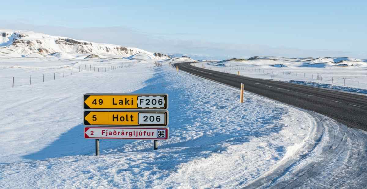 Cartelli per Laki F206, Holt 206 e Fjaðrárgljúfur lungo una strada innevata nelle Highlands islandesi.