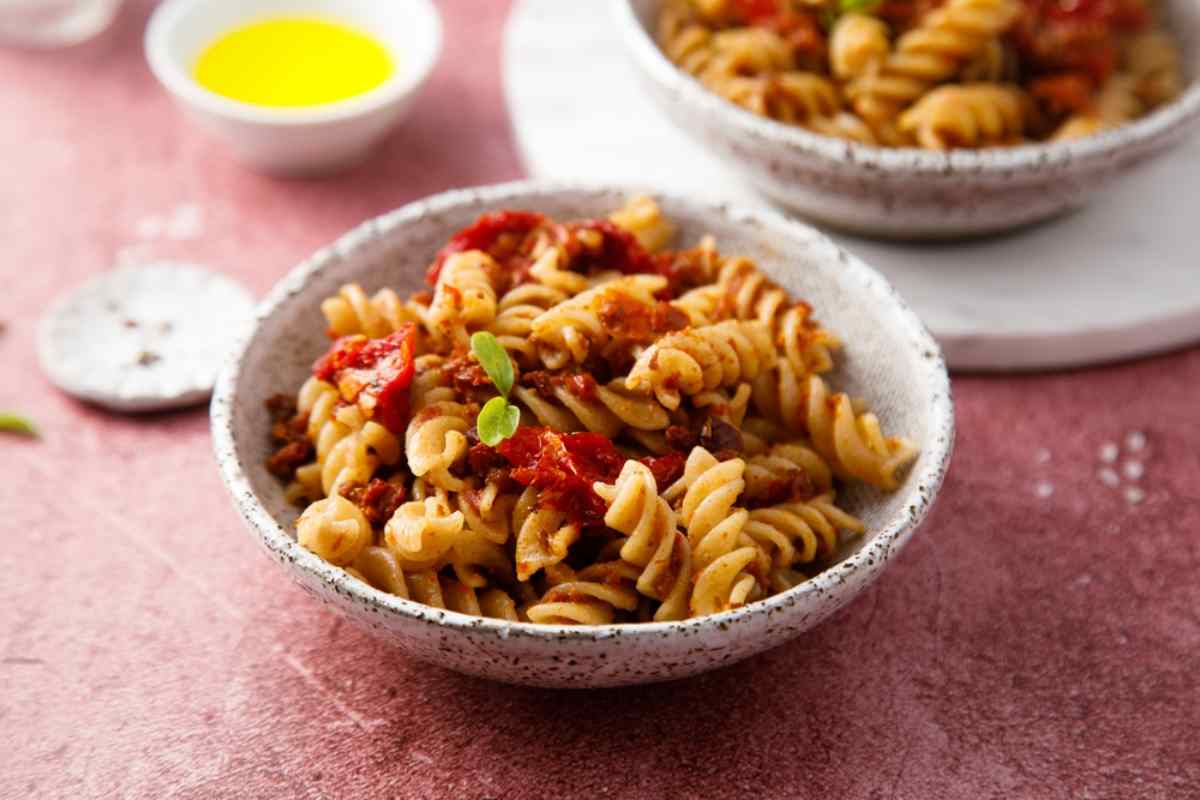 Ciotola di fusilli con pomodori secchi, idea di pasto senza frigorifero per il camper.