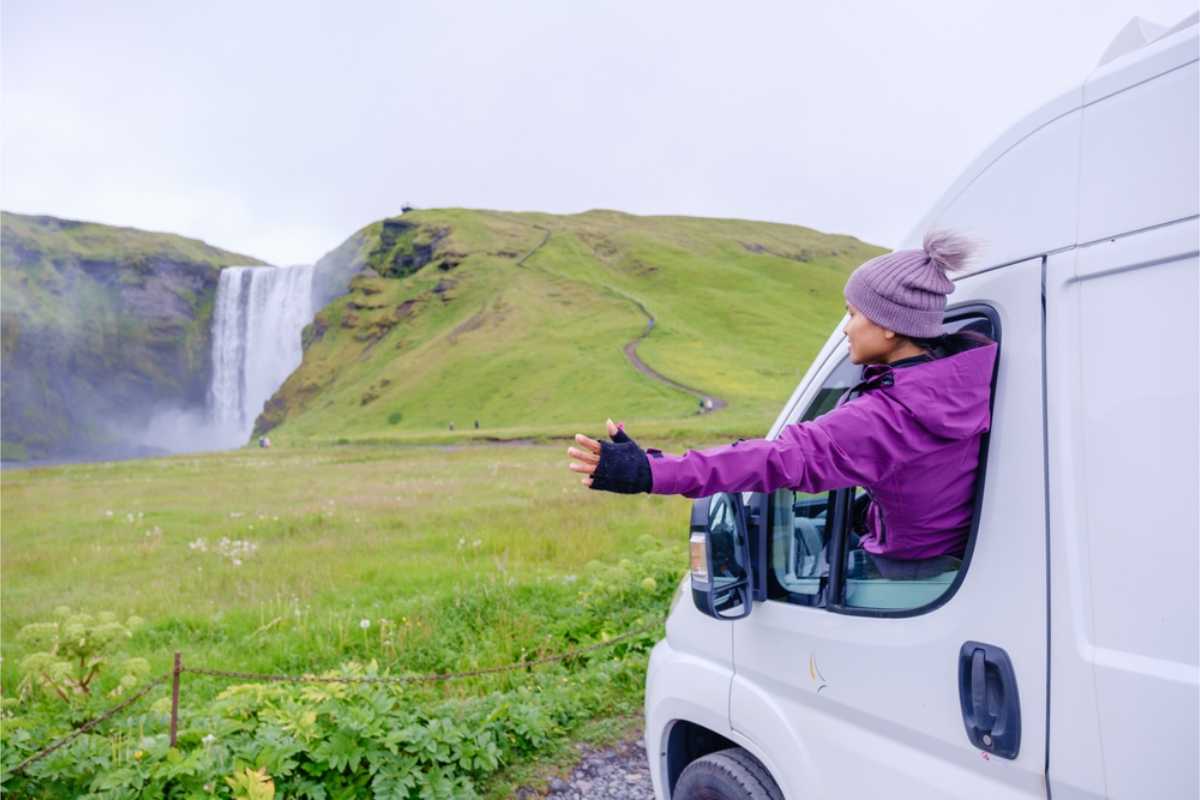 Conductrice garant son van pour aller &agrave; la cascade de Selfoss