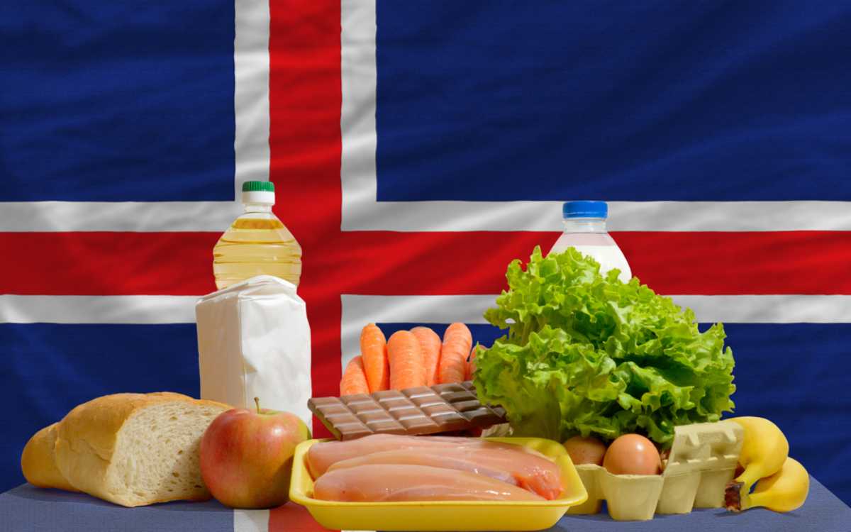 Produits de supermarch&eacute; avec le drapeau islandais en arri&egrave;re-plan