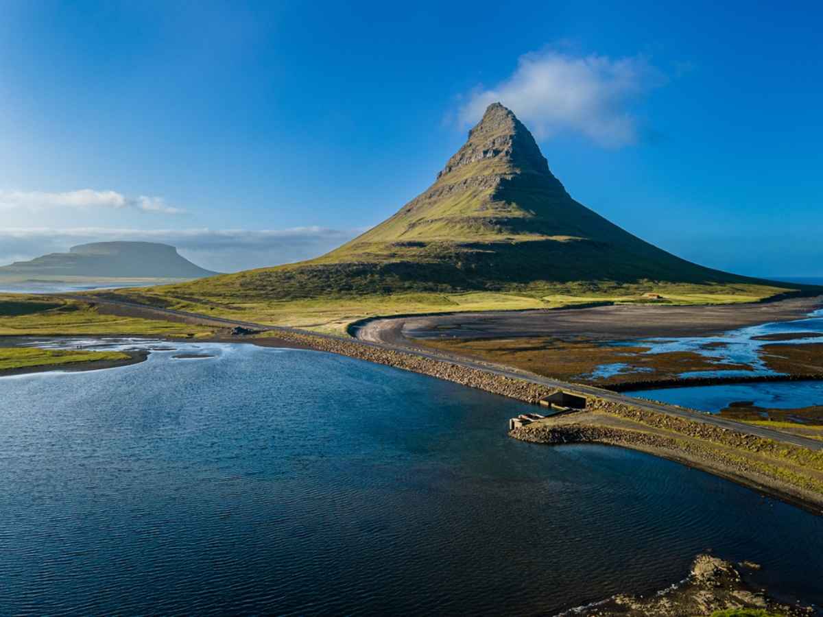 Image de la montagne Kirkjufell, l&rsquo;un des endroits les plus photographi&eacute;s d&rsquo;Islande.