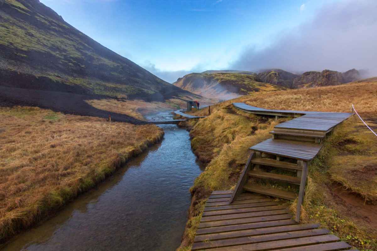Image de la rivi&egrave;re d&rsquo;eau chaude de Reykjadalur, l&rsquo;un des bains g&eacute;othermiques naturels les plus relaxants d&rsquo;Islande.