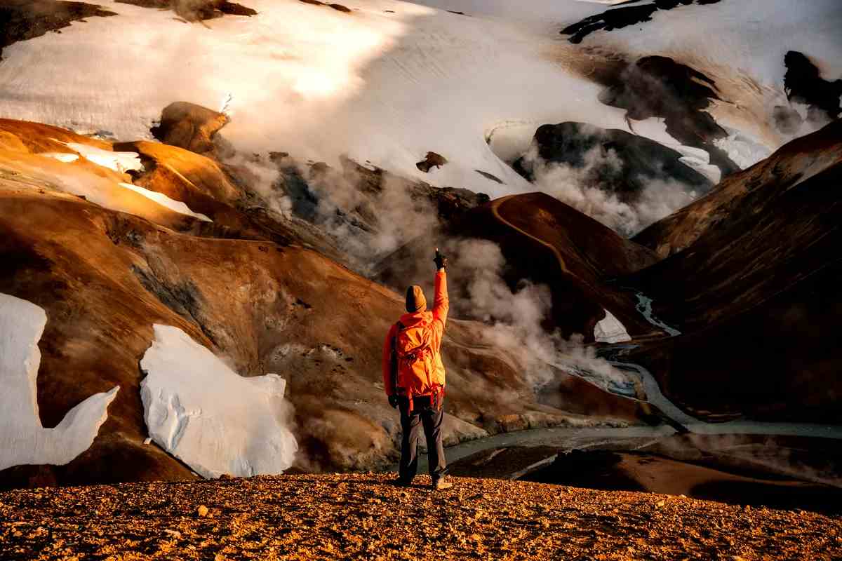 Senderista en solitario frente a un paisaje geot&eacute;rmico colorido en Islandia