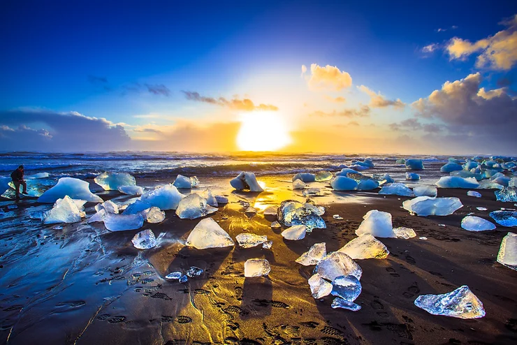 Diamond Beach al crepuscolo, accanto alla laguna di J&ouml;kuls&aacute;rl&oacute;n
