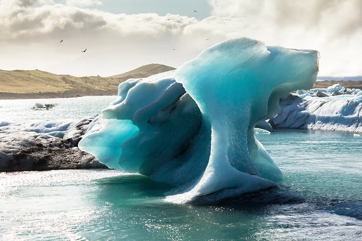 Enorme iceberg nella laguna glaciale di J&ouml;kuls&aacute;rl&oacute;n