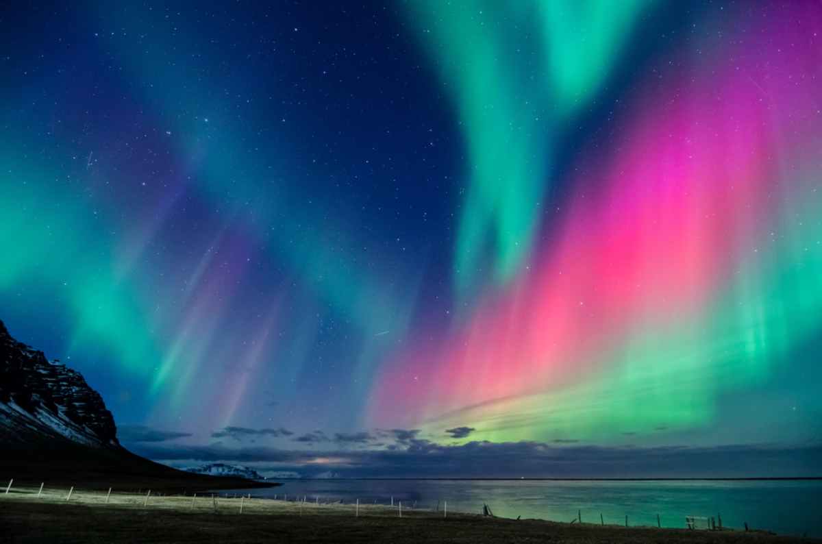 ¿Se pueden ver auroras boreales en Reikiavik? Auroras boreales en tonos verdes, azules y rosados