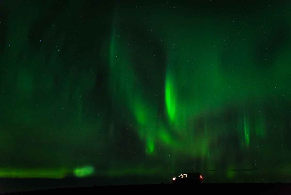 Aurores boréales depuis votre camping-car Camping-car sur un terrain de camping avec des aurores boréales dans le ciel