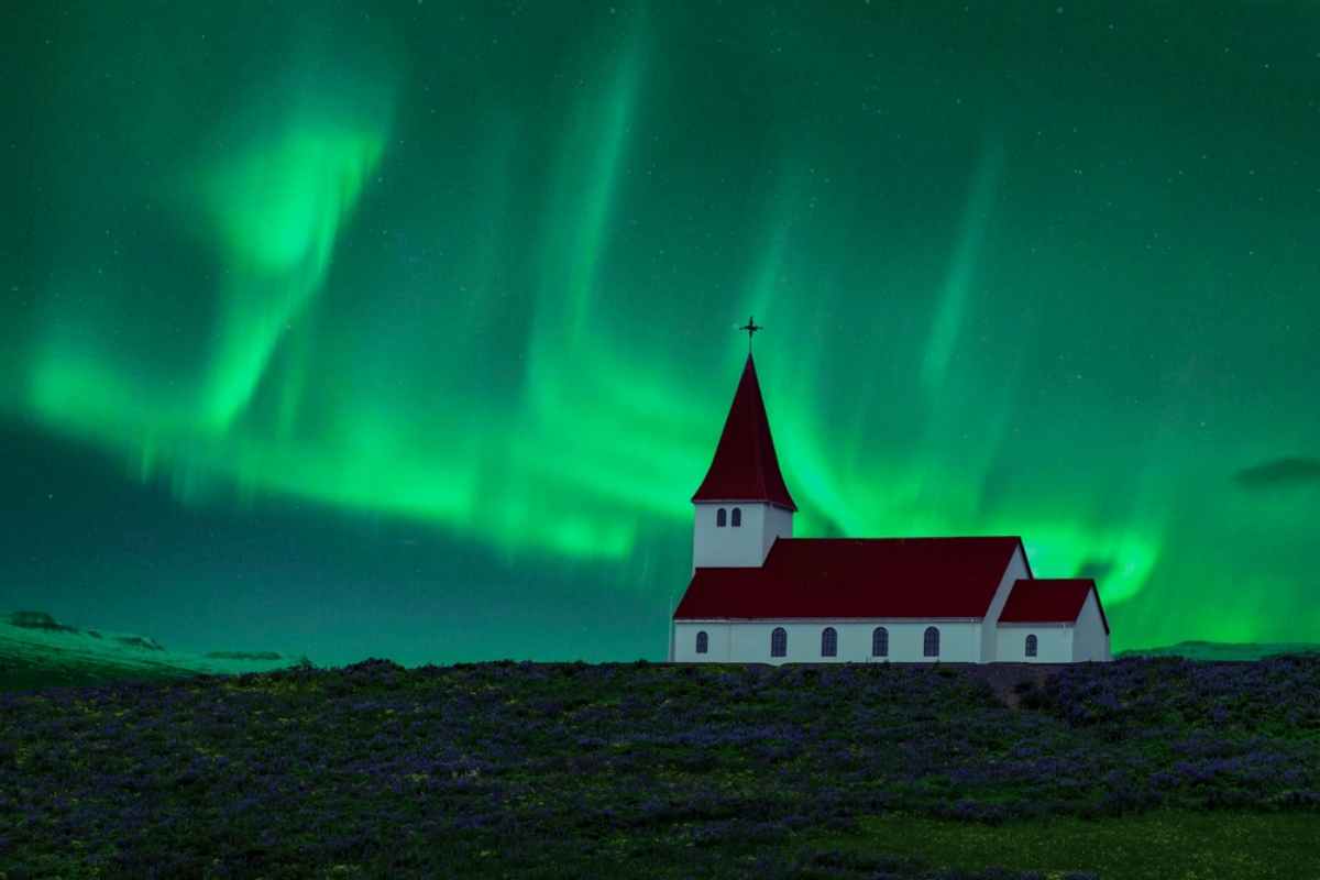 Saison des aurores boréales en Islande Aurore boréale au-dessus de l’église principale de Vík
